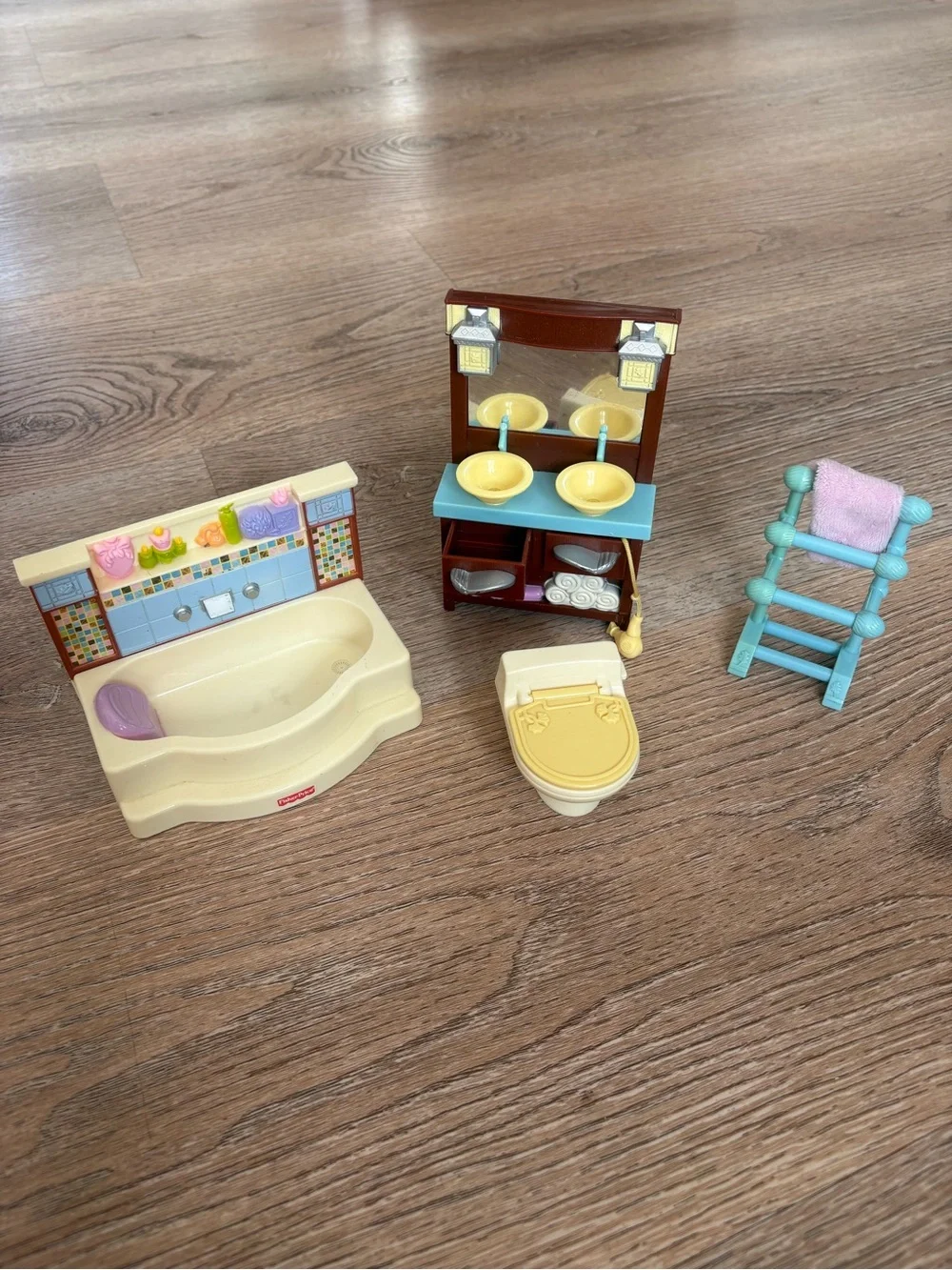 Fisher Price Loving Family 2008 Bathroom Tub Vanity Toilet Towel Rack